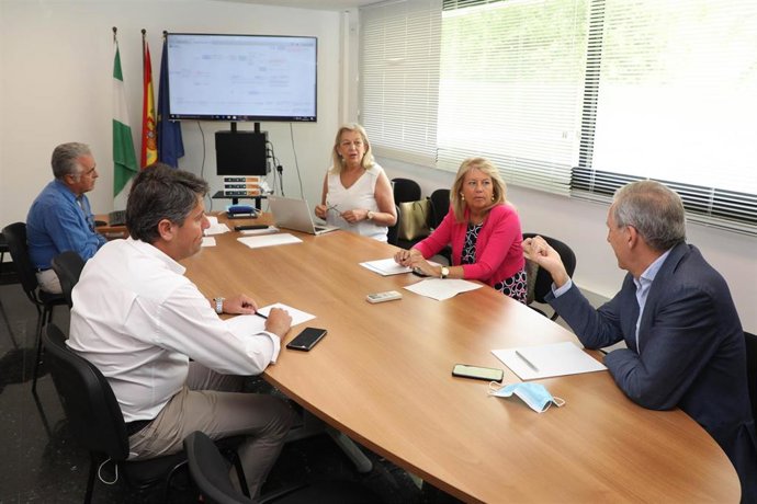 La alcaldesa de Marbella (Málaga), Ángeles Muñoz, durante una visita la oficina del Plan General