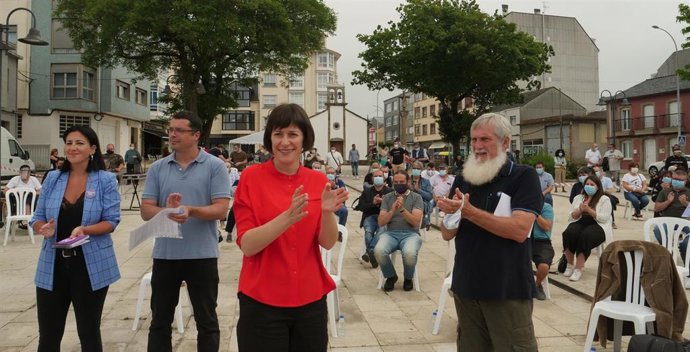 La candidata del BNG a la Xunta, Ana Pontón, y el cabeza de lista por A Coruña, Xosé Luis Rivas 'Mini', en el marco del acto abierto a los vecinos