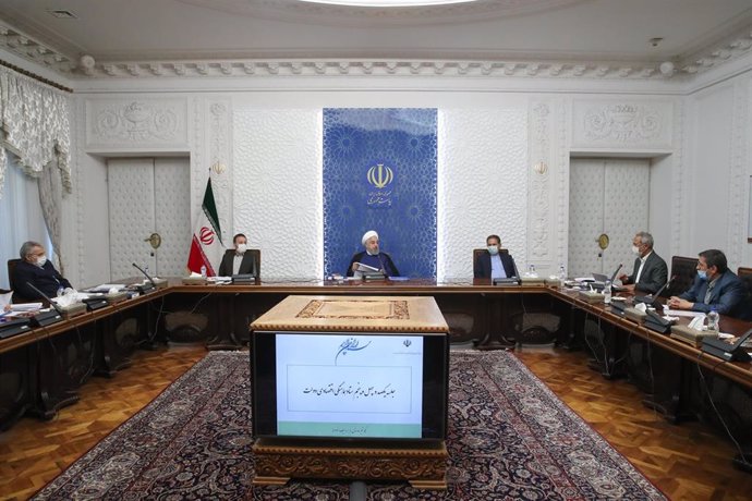 Hasán Rohani preside un encuentro en Teherán