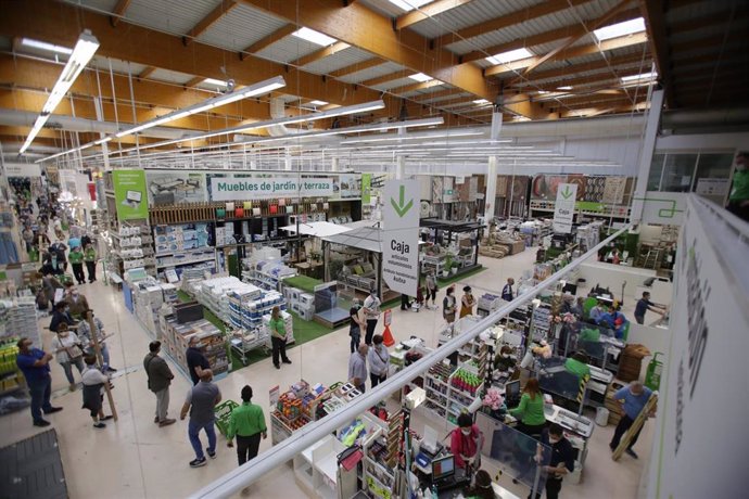 Varias personas compran en el interior del Leroy Merlín del Centro Comercial El Boulevard.