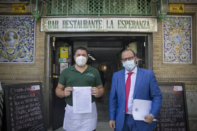 Jesús Noguera con su abogado, Germán Grima, ante el bar de Triana afectado por un hotel
