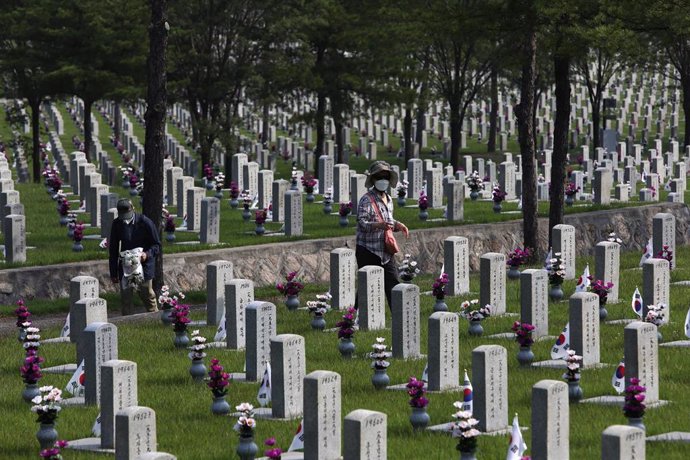 Familiares visitan en Seúl las tumbas en recuerdo de los caídos en la Guerra de Corea