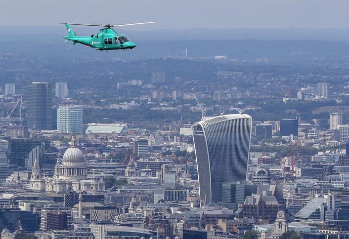 Helicóptero de Deliveroo sobrevolando Londres
