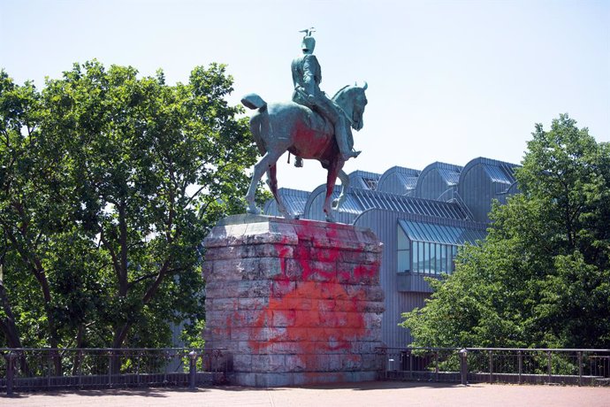 Alemania.- Realizan varias pintadas en un monumento del káiser Guillermo II en C