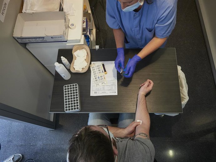 Una treballadora sanitria realitza una extracció de mostres en el recinte firal REFENA de Pamplona.