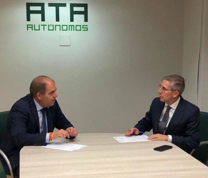 Lorenzo Amor (izda.) durante la firma del acuerdo con el Palacio de Congresos.