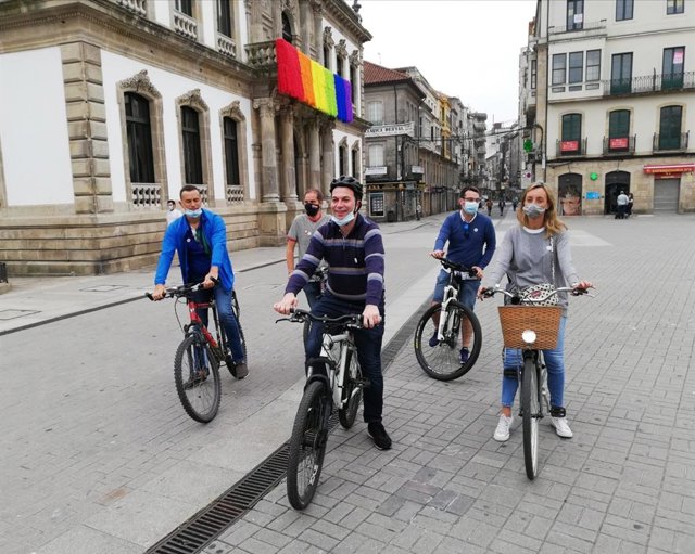 El candidato del PSdeG a la Presidencia de la Xunta, Gonzalo Caballero, durante un paseo en bicicleta en Pontevedra acompañado por otros candidatos