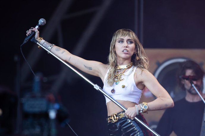 30 June 2019, England, Glastonbury: USsinger Miley Cyrus performs on the fifth day of the Glastonbury Festival at Worthy Farm. Photo: Yui Mok/PA Wire/dpa