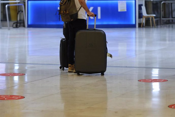 Un pasajero en el Aeropuerto de Madrid-Barajas Adolfo Suárez