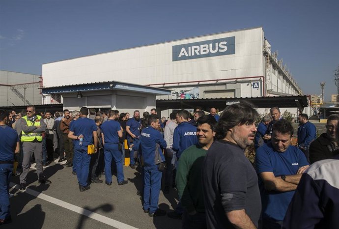 Imagen de archivo de una concentración de trabajadores en una factoría sevillana de Airbus de rechazo a planes de ajuste. 