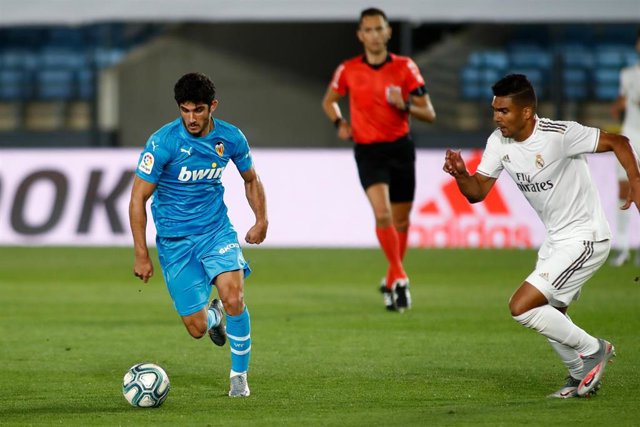 Gonzalo Guedes conduce la pelota ante Casemiro en el Real Madrid-Valencia de LaLiga Santander 2019-2020