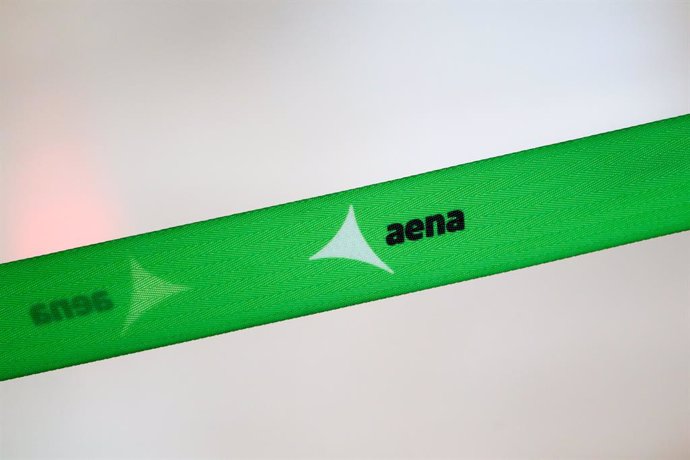 Cinta con el logo de la empresa Aena en el aeropuerto Adolfo Suárez Madrid-Barajas. 