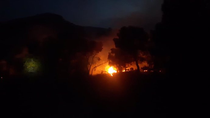 Imagen nocturna del incendio de Bélmez de la Moraleda