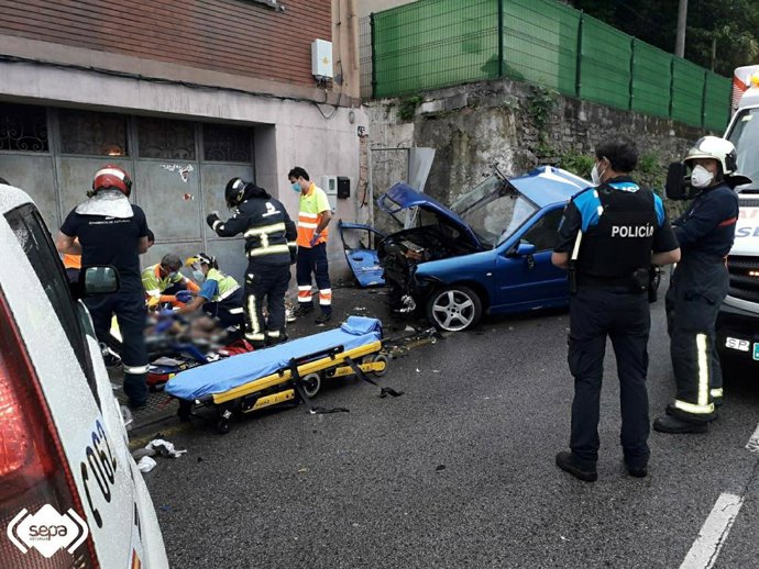 Accidente de tráfico en Mieres con dos jóvenes heridos.