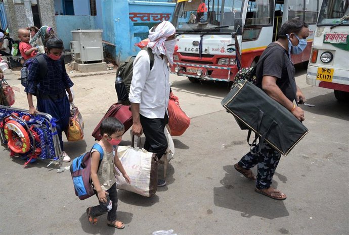 Trabajadores migrantes regresan a sus casas en India. 