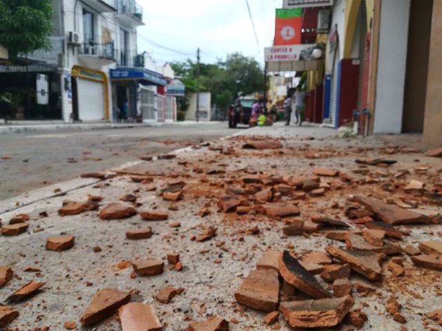 Restos de baldosas en el municipio de La Crucecita tras el terremoto de 7,5 registrado el martes con epicentro en el sur del país