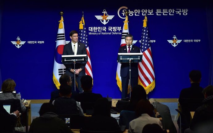 El secretario de Defensa de Estados Unidos, Mark Esper, y el ministro de Defensa de Corea del Sur, Jeong Kyeong Doo. 