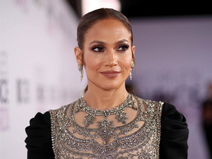 Actress/recording artist Jennifer Lopez attends the People's Choice Awards 2017 at Microsoft Theater on January 18, 2017 in Los Angeles, California.