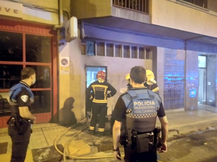 Agentes de la Policía Municipal de Pamplona y bomberos, en un incendio registrado en la calle EGA de la capital navarra.