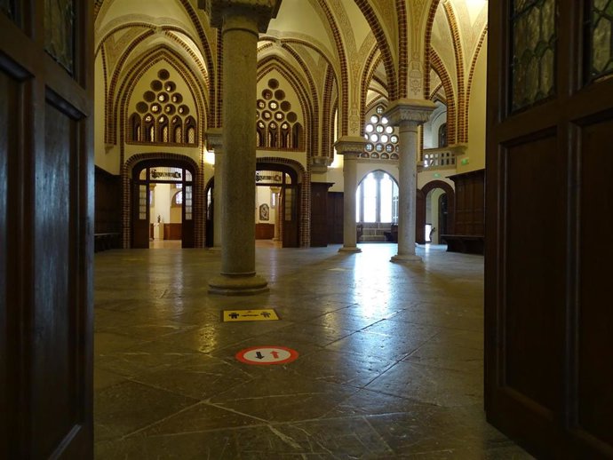 Señales de seguridad en el interior del palacio Gaudí de Astorga.