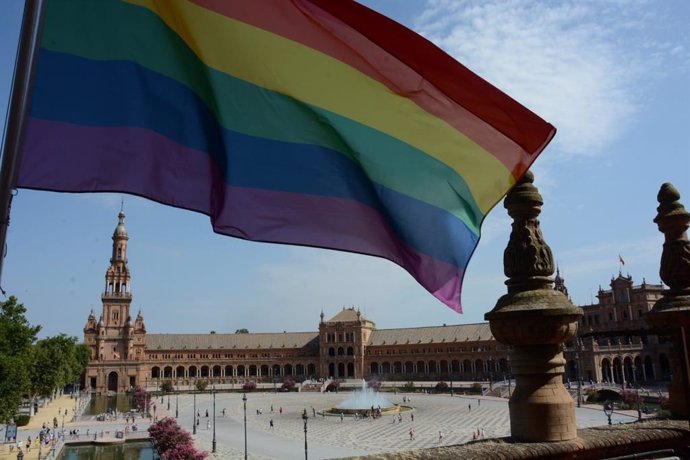 Bandera arcoiris izada en la Plaza de España de Sevilla con motivo del Día del Orgullo LGTBI
