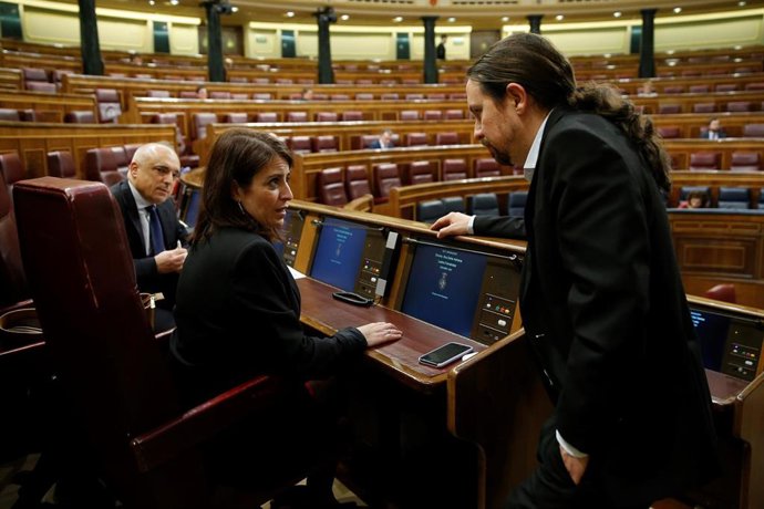 El vicepresidente segundo y ministro de Derechos Sociales, Pablo Iglesias conversa con la portavoz del grupo socialista, Adriana Lastra, durante el pleno celebrado este miércoles en el Congreso, donde el gobierno expone los resultados de los últimos con