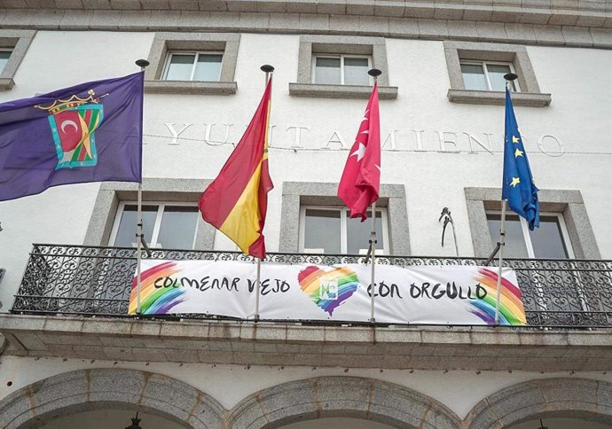 Imagen de la fachada del Ayuntamiento de Colmenar con un cartel en apoyo al Orgullo Gay.