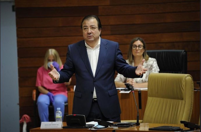 El presidente de la Junta, Guillermo Fernández Vara, en el pleno de la Asamblea