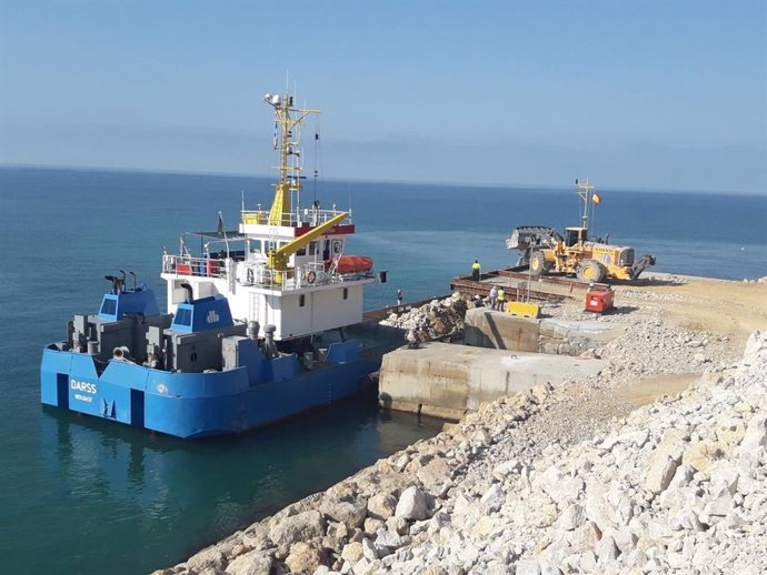 El transport marítim de pedra de Vallcarca al Port de Tarragona evita 40.000 camions