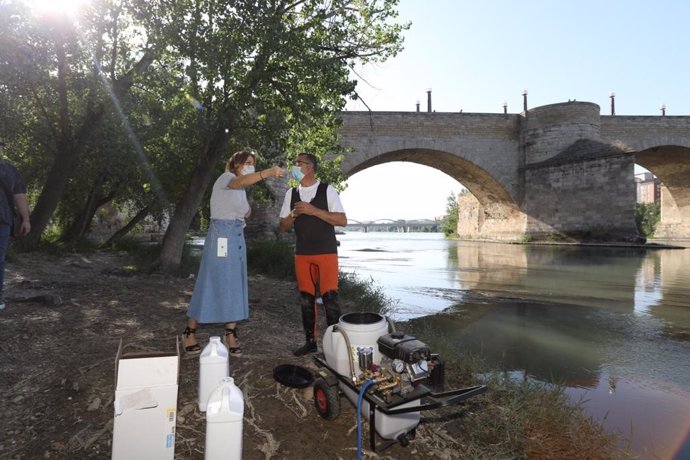 La consejera municipal de Servicios Públicos y Movlidad, Natalica Chueca, supervisa el tratamiento directo contra la mosca negra en los ríos Ebro y Gállego