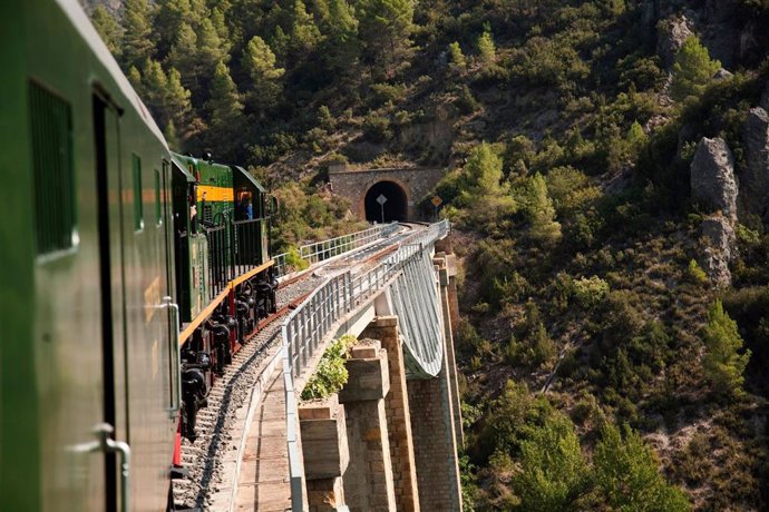 El Tren dels Llacs atraviesa 40 túneles y 58 puentes en sus 89 kilómetros de recorrido