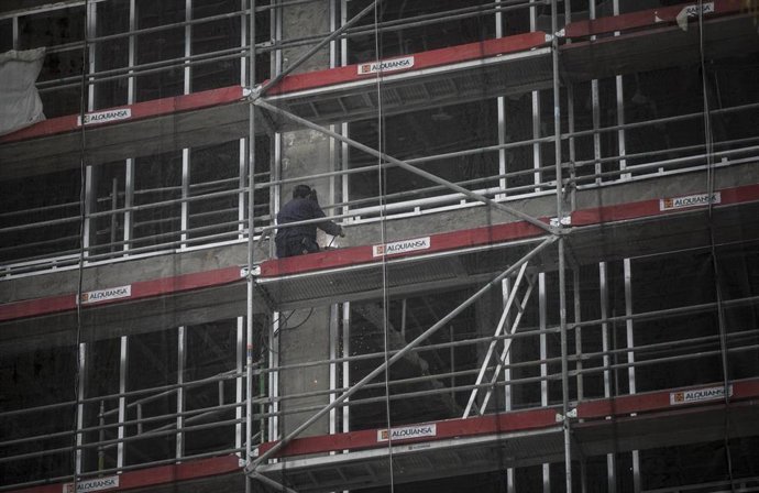 Un obrero trabaja en una obra el día en el que se reactiva la actividad laboral no esencial en las empresas cuyos empleados no puedan teletrabajar cuando se cumple un mes desde el inicio del estado de alarma decretado a consecuencia del coronavirus, en 