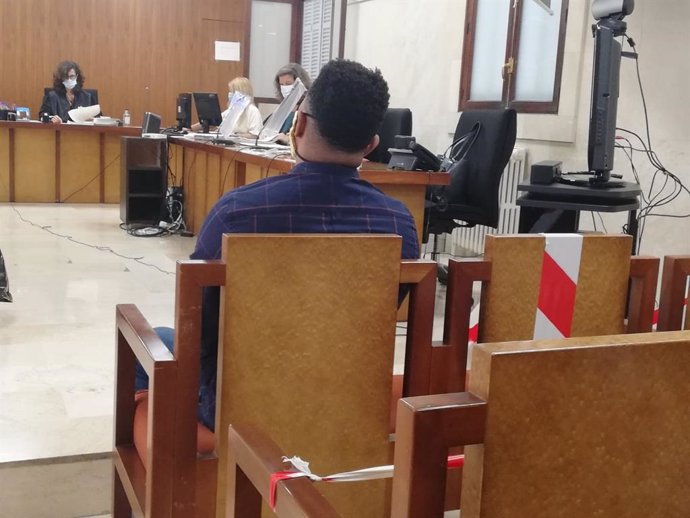 El hombre acusado de apuñalar a otro mientras dormía en Manacor, sentado en el juicio.