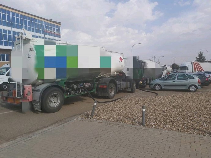 Camión cisterna averiado en el Polígono San Cristóbal.