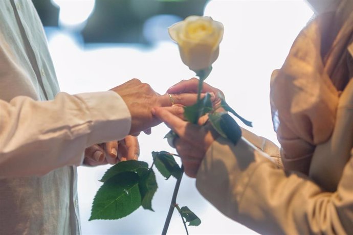 Una pareja se coloca las alianzas en la celebración de su boda