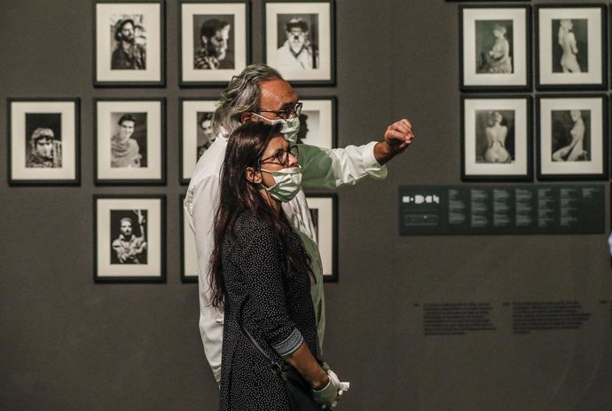 Dos personas visitan una exposición en el Institut Valenci d'Art Modern (IVAM) 