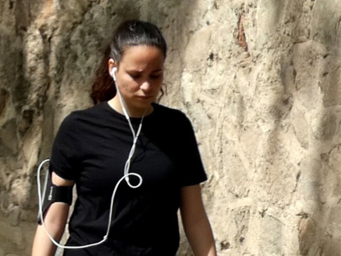 Carolina Monje, cabizbaja, paseando alrededor de su domicilio