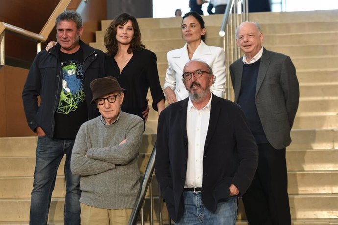 Woody Allen (1i)y el empresario Jaume Roures (2i)  posan junto a los actores (en segunda fila) Sergi López (1i), Gina Gershon (2i), Elena Anaya (3i) y Wally Shawn (4i), durante la presentación del inicio del rodaje de su nueva película en San Sebastián