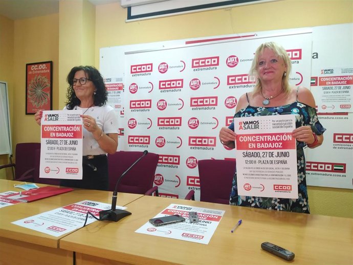 Patrocinio Sánchez y Encarna Chacón con los carteles de la concentración del sábado en Badajoz
