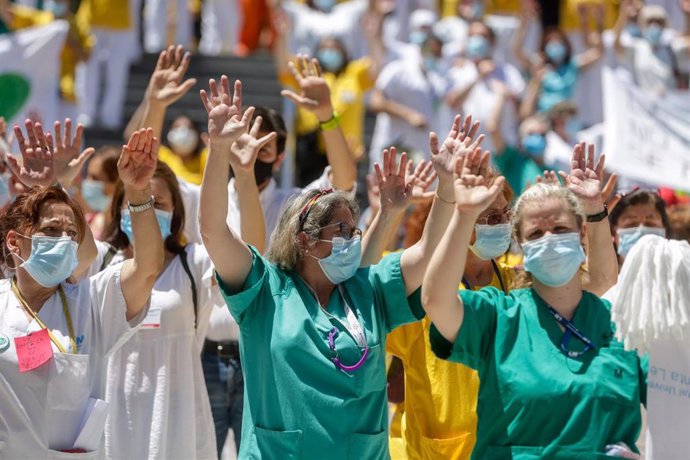 Varias mujeres levantan las manos durante la concentración convocada por las trabajadoras del servicio de limpieza del Hospital Gregorio Marañón de Madrid en protesta por la privatización de su servicio, en Madrid (España), a 22 de junio de 2020.