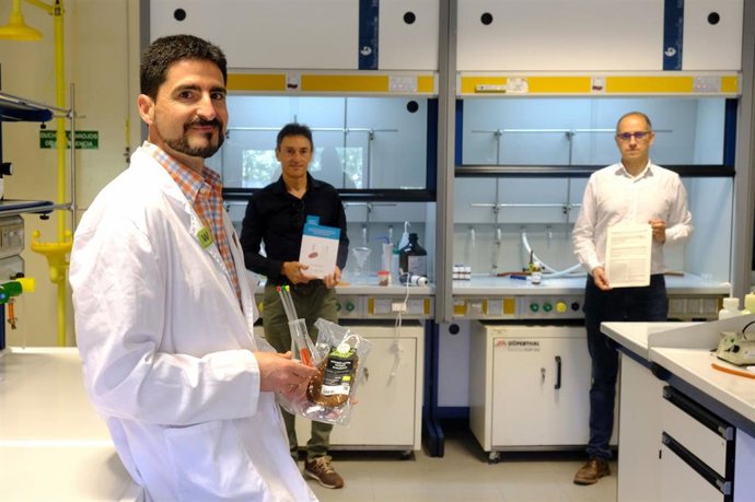 Emilio San Martín, investigador del Grupo de Química Biológica de la UR,junto a los directores de la tesis