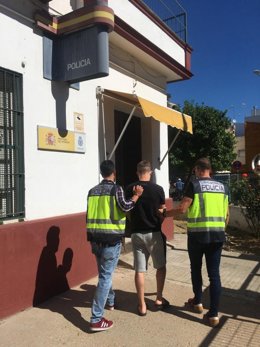 Uno de los detenidos por la Policía Nacional acusado de robar de forma violenta a menores de edad.