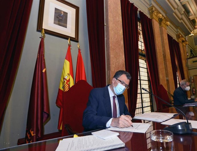 El alcalde de Muurcia, durante su intervención en el Pleno extraordinario