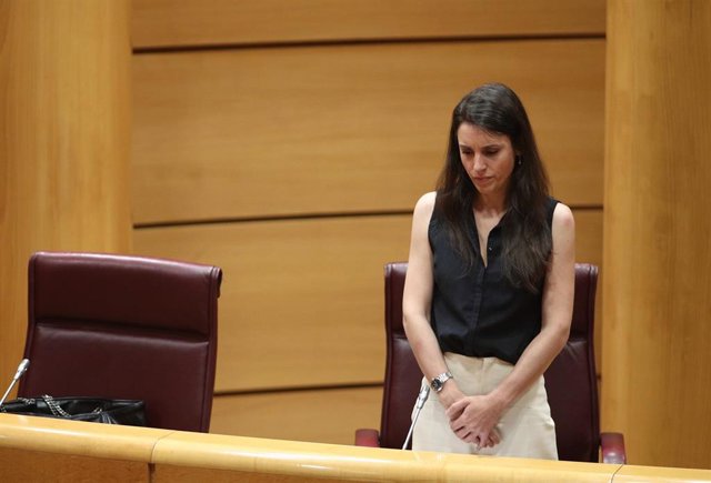 La ministra de Igualdad, Irene Montero, durante un minuto de silencio en homenaje a las personas fallecidas por la crisis del Covid-19, en la comparecencia en Comisión de su departamento, en Madrid (España), a 25 de junio de 2020.