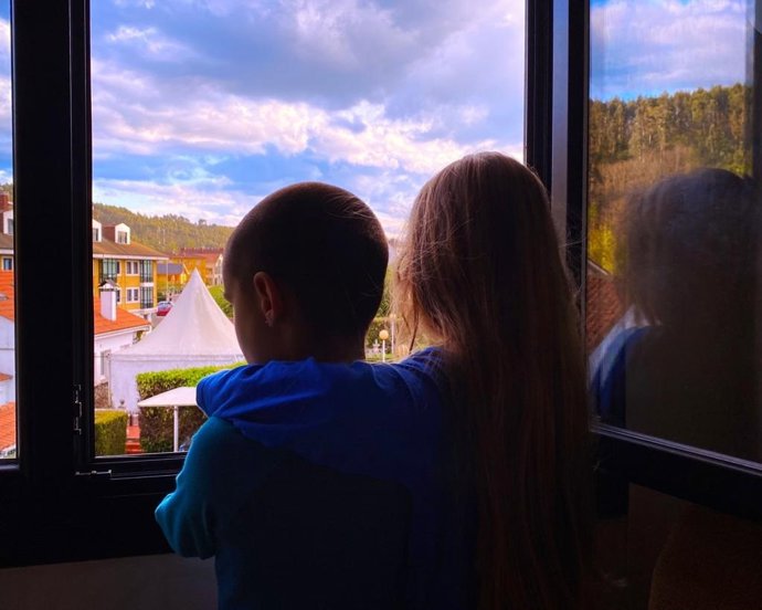 Dos niños mellizos confinados por el COVID-19.