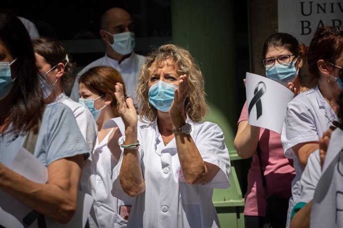 Diverses treballadores protegides amb mscara es reuneixen a l'Hospital Clínic de Barcelona.