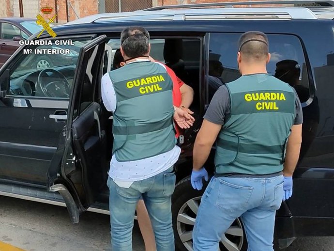 Traslado del detenido acusado de estafar a empresarios agrícolas de la Vega Baja de Alicante