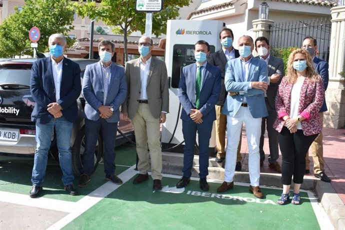 El consejero de Desarrollo Sostenible de C-LM, José Luis Escudero, en la inauguración de una electrolinera en Tarancón
