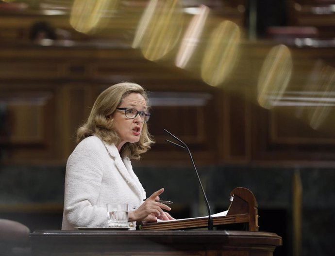 La vicepresidenta tercera del Gobierno y Ministra de Asuntos Económicos y Transformación Digital, Nadia Calviño, en la tribuna del Congreso de los Diputados.