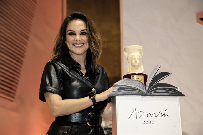 La periodista Mónica Carrillo posa con su galardón tras ganar el Premio Azorín 2020 por su novela 'La vida desnuda' (archivo)
